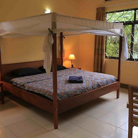 Bluemonkey Guesthouse エンテベ エクステリア 写真