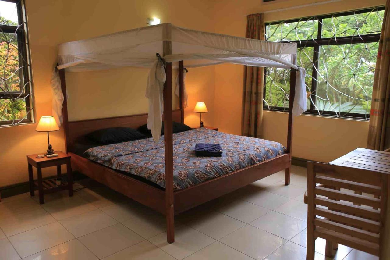 Bluemonkey Guesthouse エンテベ エクステリア 写真