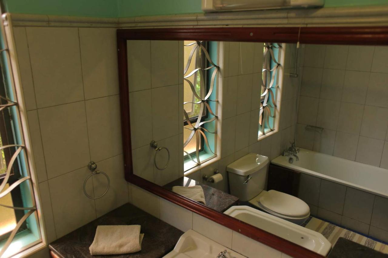 Bluemonkey Guesthouse エンテベ エクステリア 写真