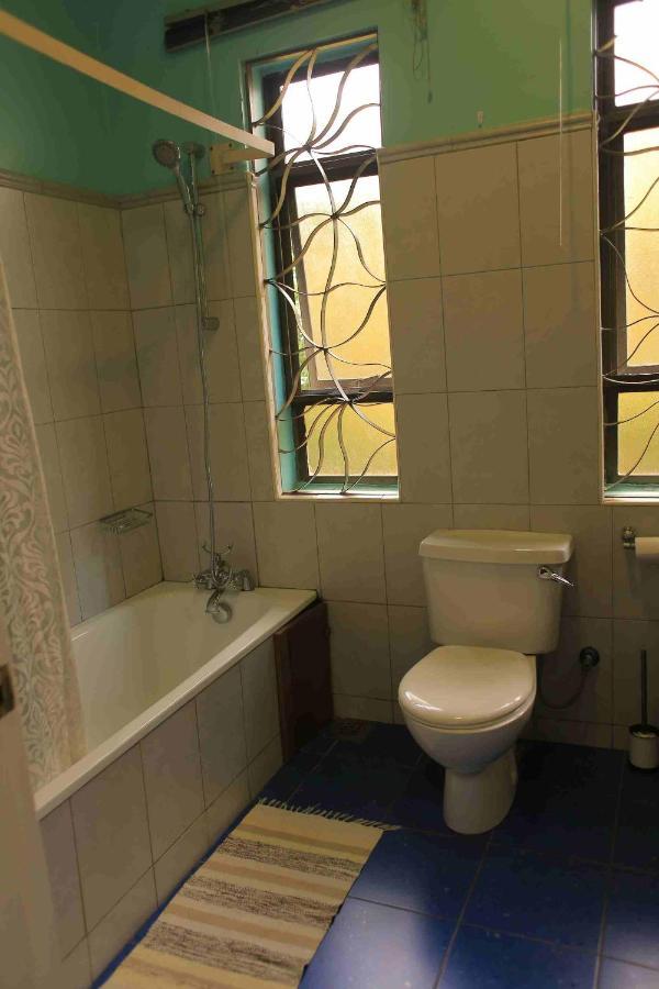 Bluemonkey Guesthouse エンテベ エクステリア 写真