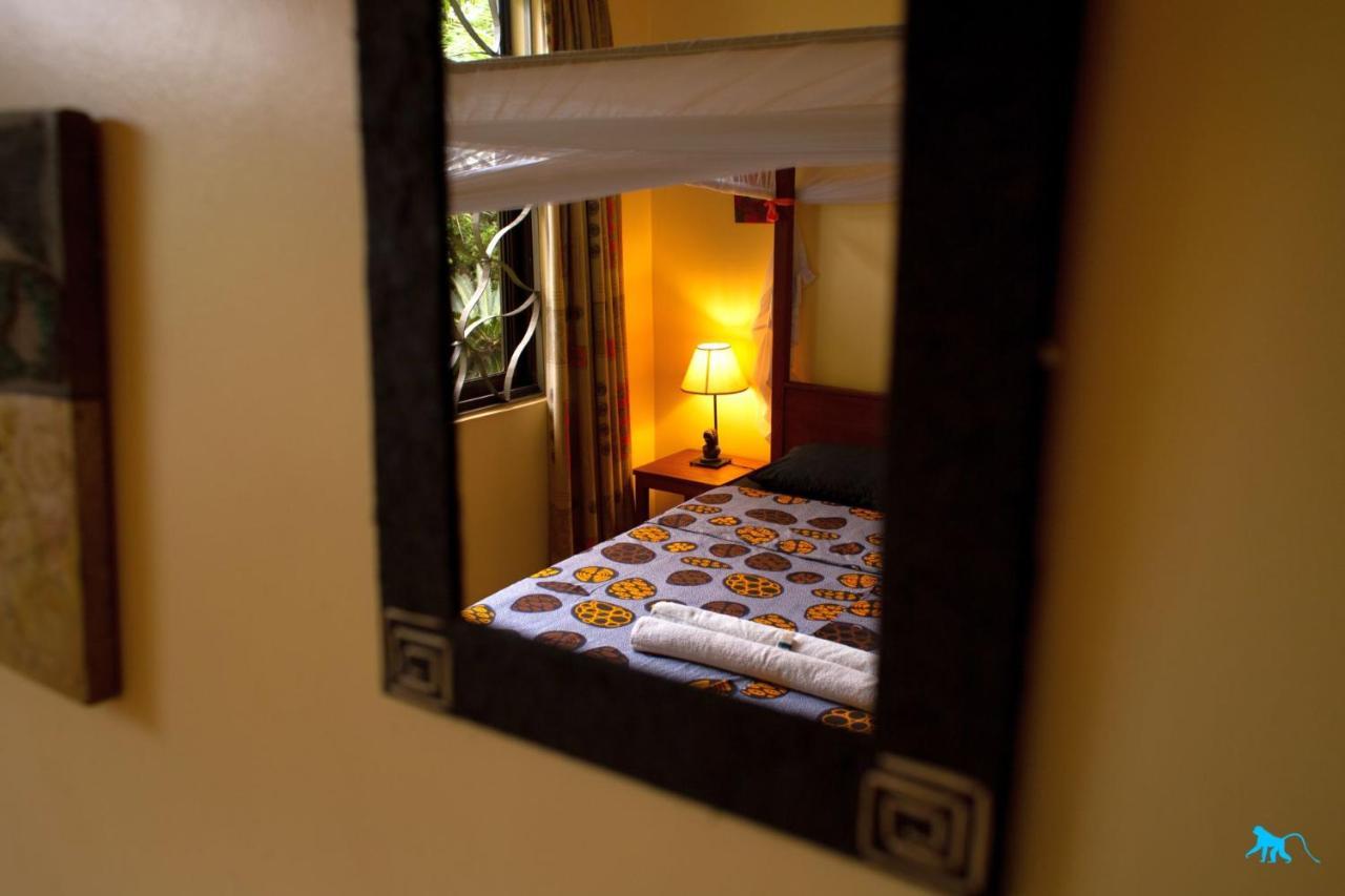 Bluemonkey Guesthouse エンテベ エクステリア 写真