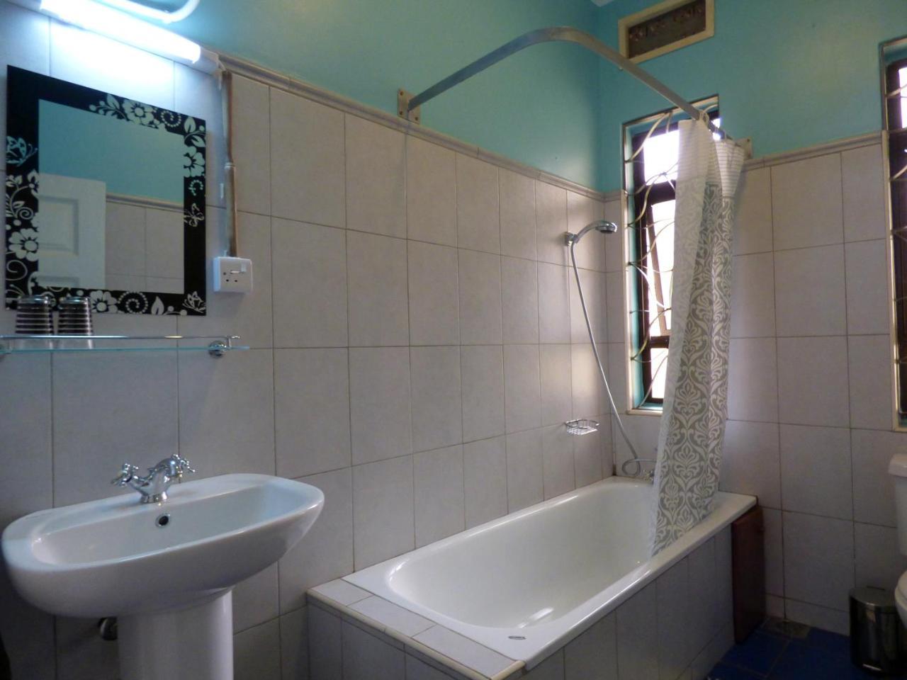 Bluemonkey Guesthouse エンテベ エクステリア 写真